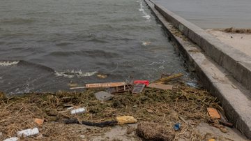 Imagem dos objetos que se acumulam no leito do Rio Dnipro, após a explosão da barragem - Getty Images