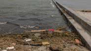 Imagem dos objetos que se acumulam no leito do Rio Dnipro, após a explosão da barragem - Getty Images