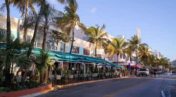 Imagem da Ocean Drive, uma das avenidas mais conhecidas de Miami - Wikimedia Commons
