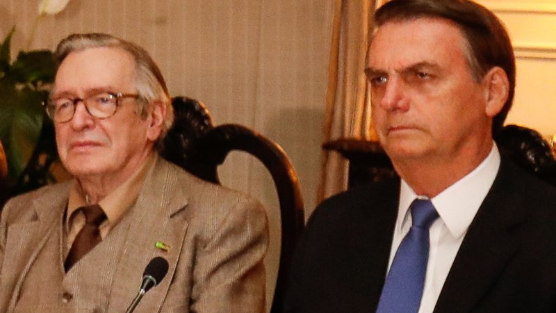 Bolsonaro ao lado do pensador Olavo de Carvalho (2019)