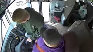 Momento em que o menino controla o ônibus - Reprodução/YouTube/Vídeo/ UOL