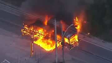 Imagem área mostrando um dos ônibus incendiados - Divulgação/ Youtube/ CidadeAlertaRecord