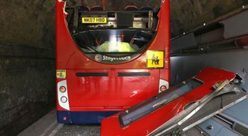 Fotografia do ônibus acidentado - Divulgação / Sky News