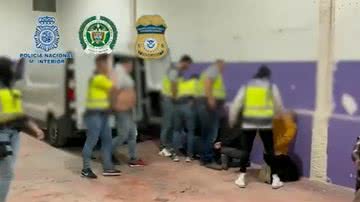Operação policial da Espanha prendendo suspeitos - Reprodução de vídeo/Twitter/@policia