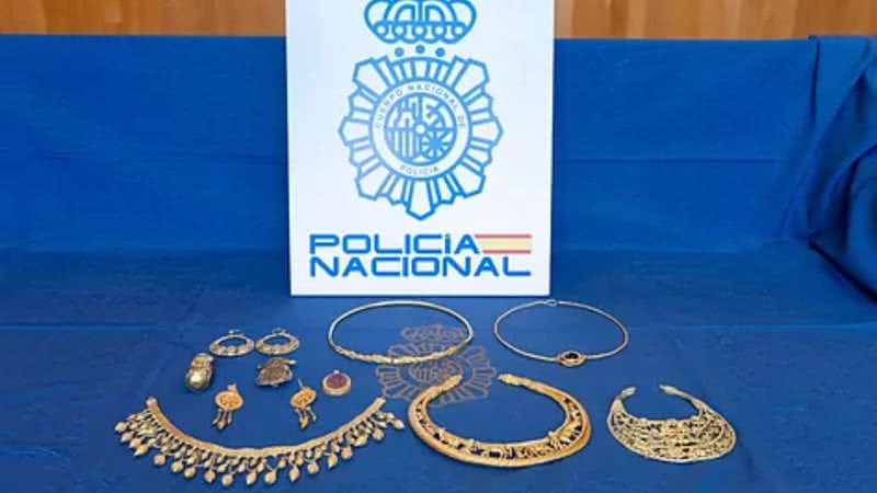 Peças de ouro ucranianas recuperadas com padre espanhol - Divulgação/Cuerpo Nacional de Polícia