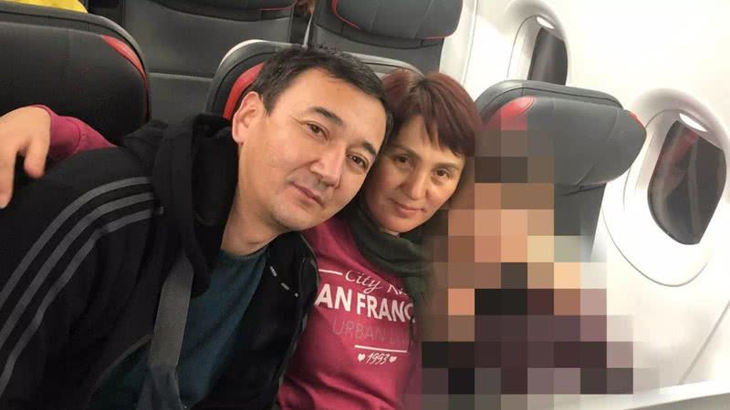 Ovalbek Turdakun e sua família em viagem para os Estados Unidos