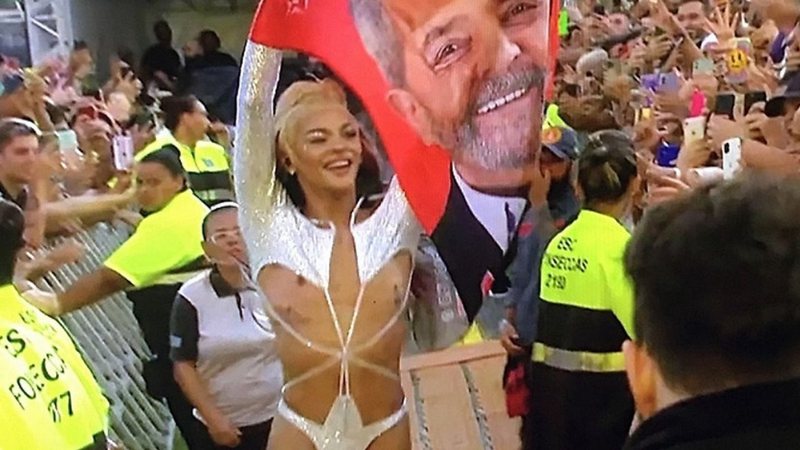 Pabllo segura bandeira com face de Lula durante apresentação no Lollapalooza