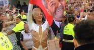 Pabllo segura bandeira com face de Lula durante apresentação no Lollapalooza - Divulgação / Multishow
