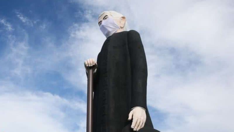 Em Fortaleza, estátua de 13 metros do Padre Cícero desaba de repente