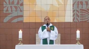 O padre Antônio Firmino Lopes durante missa - Divulgação/ Facebook