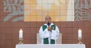 O padre Antônio Firmino Lopes durante missa - Divulgação/ Facebook