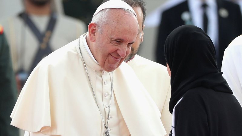Papa cumprimentando fiel em viagem internacional