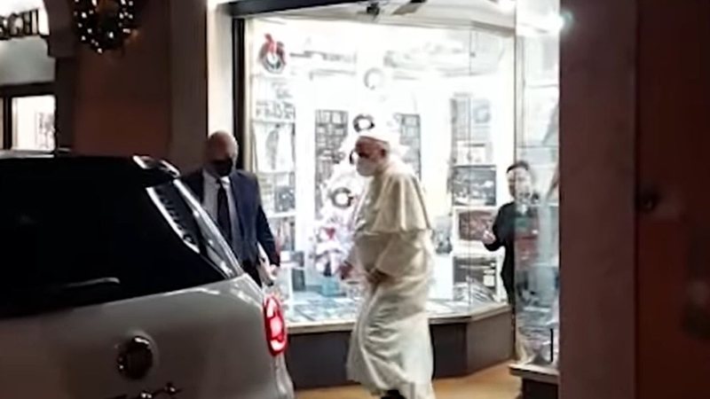 Imagem do Papa Francisco saindo da loja de discos em Roma