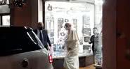 Imagem do Papa Francisco saindo da loja de discos em Roma - Divulgação/ Youtube/ ROME REPORTS en Español