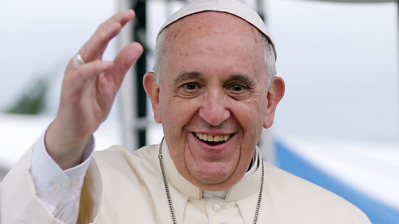 Papa Francisco acenando durante evento - Getty Images