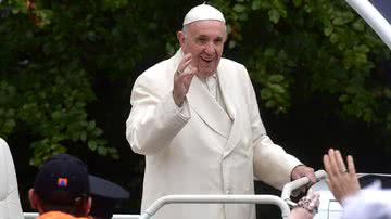 Papa em passeio no papamóvel - Getty Images
