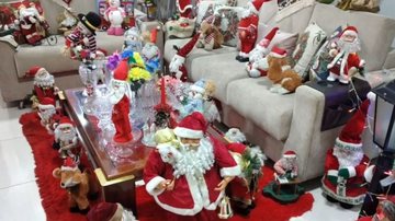 Imagem de casa decorada com coleção de bonecos de Papai Noel - Divulgação / Arquivo pessoal