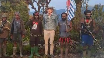 O piloto, identificado como Philip Mehrtens, junto com o grupo de combatentes armados - Reprodução/Facebook/Exército de Libertação Nacional da Papua Ocidental