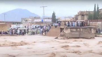 Trecho de vídeo mostrando enchente - Divulgação/ Youtube/ NBC News