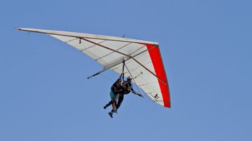Fotografia meramente ilustrativa de homem fazendo paraquedismo - Divulgação/ Freepik/ wirestock
