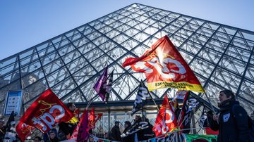 Manifestantes bloqueiam entrada do Louvre para protestar contra reforma da Previdência, na França - Getty Images