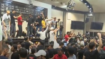 Manifestantes iraquianos durante invasão ao Parlamento - Divulgação / vídeo / EuroNews