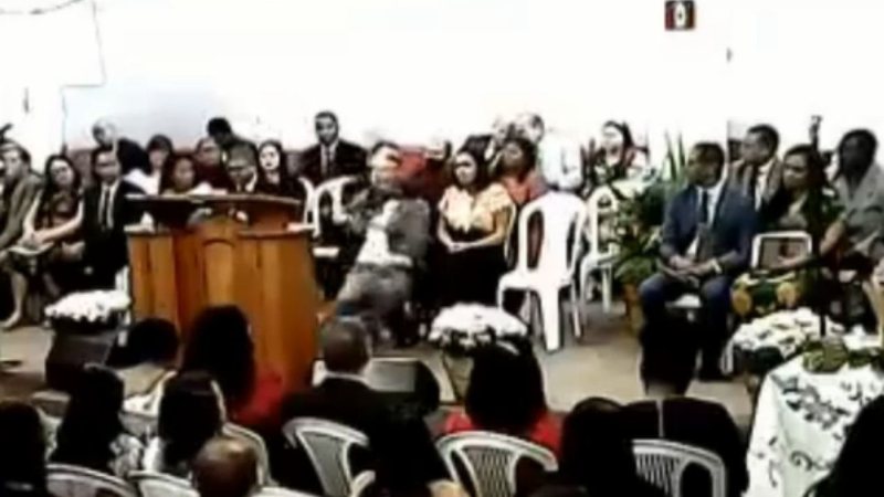 Vídeo registra momento em que pastor passa mal no culto - Divulgação/Vídeo/g1