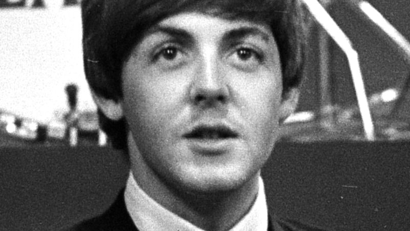 Fotografia de Paul McCartney em meados de 1964 - Wikimedia Commons