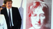 Paul McCartney ao lado de uma imagem de John Lennon - Getty Images