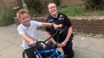 Policial posa com garoto que cedeu bicicleta em perseguição - Divulgação / Redes sociais / Polícia de Hampshire