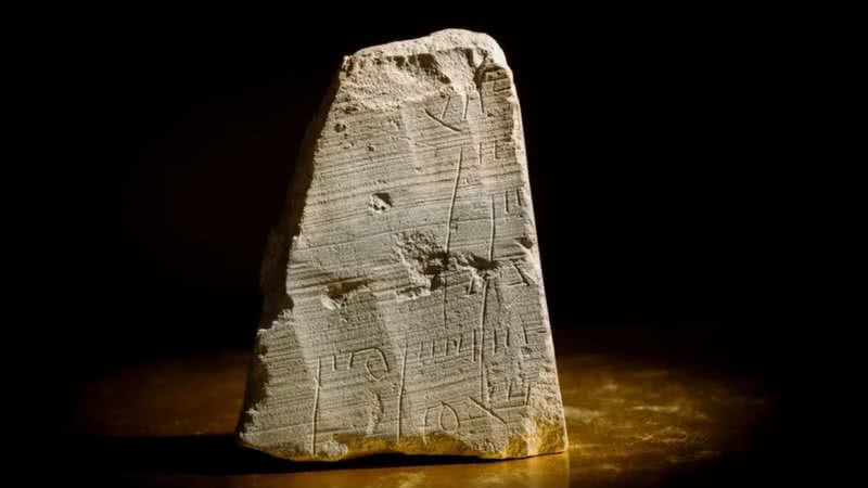 Pedra que serviu de recibo, encontrada em Jerusalém - Reprodução / Redes Sociais