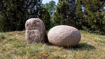 Pedra esculpida em formato fálico - Mission Archaeology