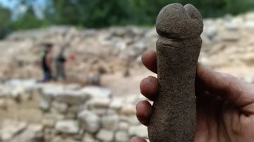 Pedra em formato félico encontrado na Espanha - Reprodução / Redes Sociais / Facebook / Árbore Arqueoloxía Restauración S. Coop. Galega
