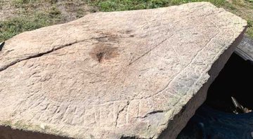 Pedra rúnica encontrada na Suécia - Museu Västervik / Divulgação