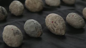 Imagem das pedras de funda - Reprodução/Vídeo/YouTube/Israel Antiquities Authority Official Channel