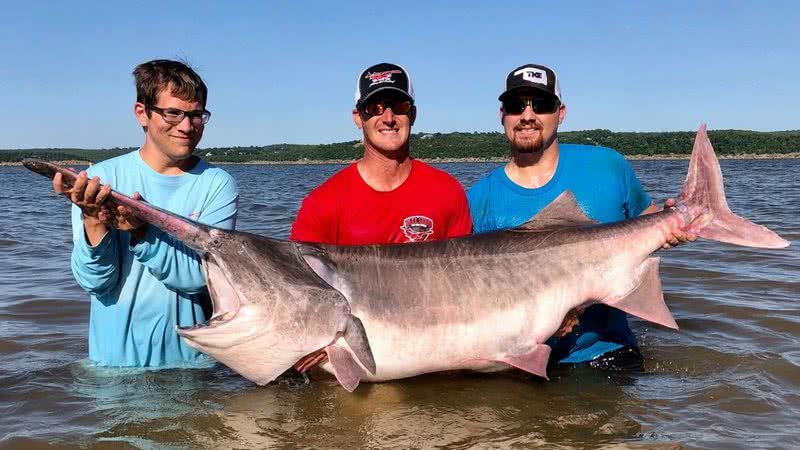 Grant Rader e o recordista peixe-espada de 74 kg - Divulgação/Facebook/Departamento de Conservação de Vida Selvagem de Oklahoma