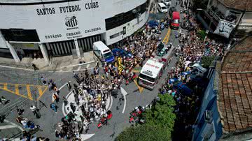 Fotografia do caixão de Pelé deixando a Vila Belmiro - Getty Images
