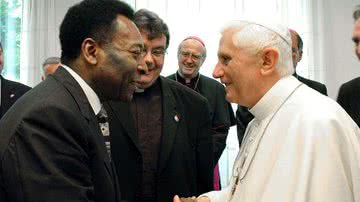 Pelé e Papa Bento XVI, respectivamente - Getty Images
