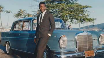 Pelé posa com carro premiado - Divulgação / Pelé Sports & Marketing
