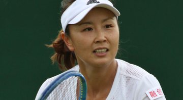 Peng Shuai em jogo no torneio de Wimbledon (2019) - Wikimedia Commons