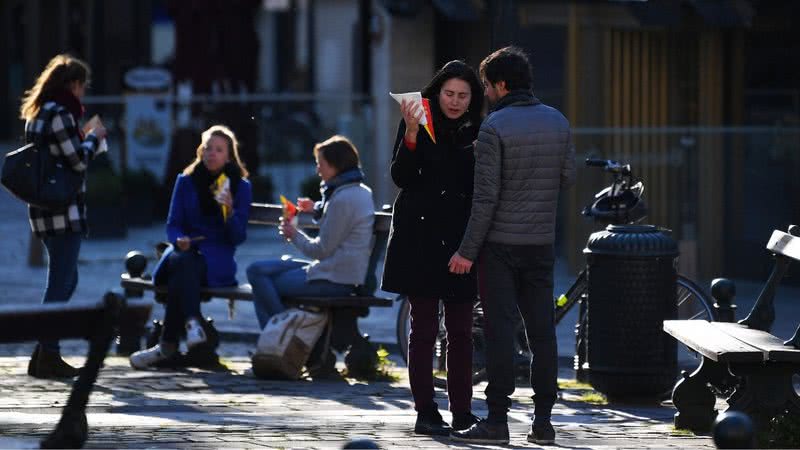 Belgas comem em rua de Bruxelas, em 2020