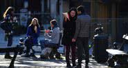 Belgas comem em rua de Bruxelas, em 2020 - Getty Images