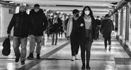 Fotografia meramente ilustrativa de pessoas de máscara andando no metrô - Divulgação/ Pixabay/ useche70
