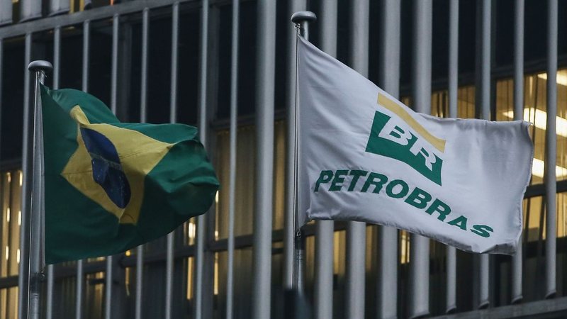 Bandeiras da Petrobras junto com a do Brasil
