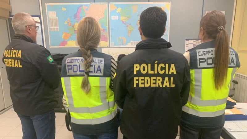 Imagem dos agentes brasileiros e espanhóis que participaram do resgate - Reprodução/Polícia Federal