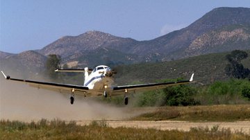 Fotografia meramente ilustrativa de um monomotor Pilatus PC-12 - Domínio Público/ Forças Armadas dos EUA