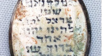 Um dos pingentes encontrados no campo - Yoram Haimi, Autoridade de Antiguidades de Israel