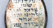 Um dos pingentes encontrados no campo - Yoram Haimi, Autoridade de Antiguidades de Israel
