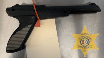 Fotografia do revólver falso apreendido - Divulgação/ York County Sheriff's Office
