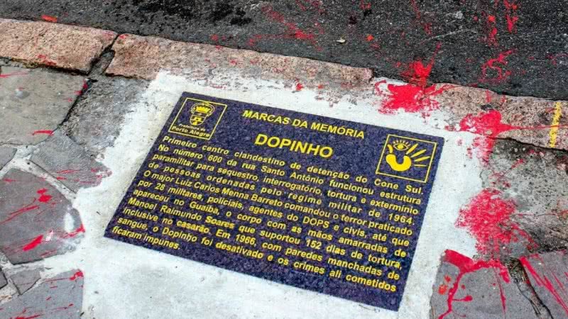 Placa colocada em frente a centro de tortura da Ditadura Militar - Divulgação/Maria Emília Portella/SMDS/PMPA/Divulgação